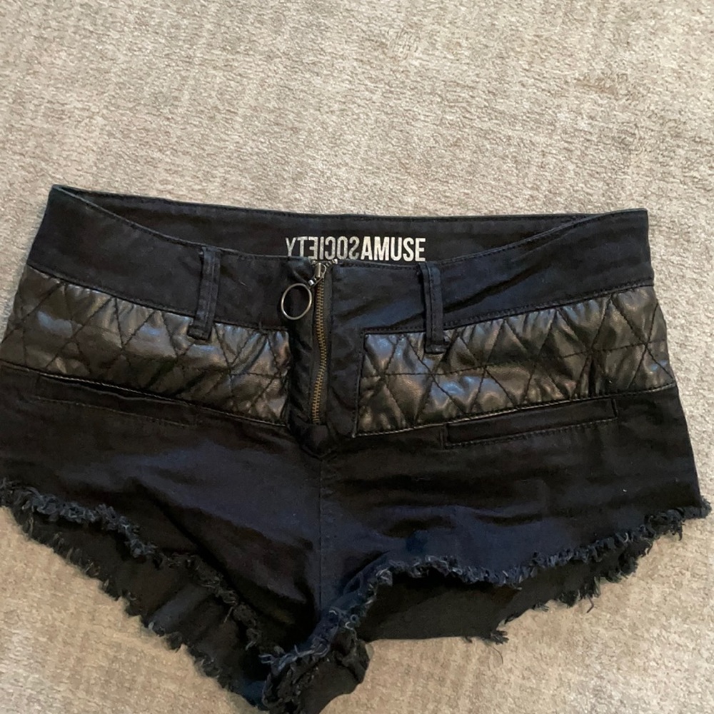 Edgy short
